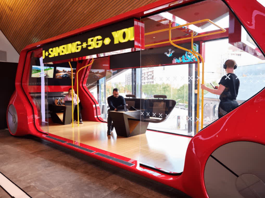 Samsung is using a stationary bus to showcase the best 5G has to offer