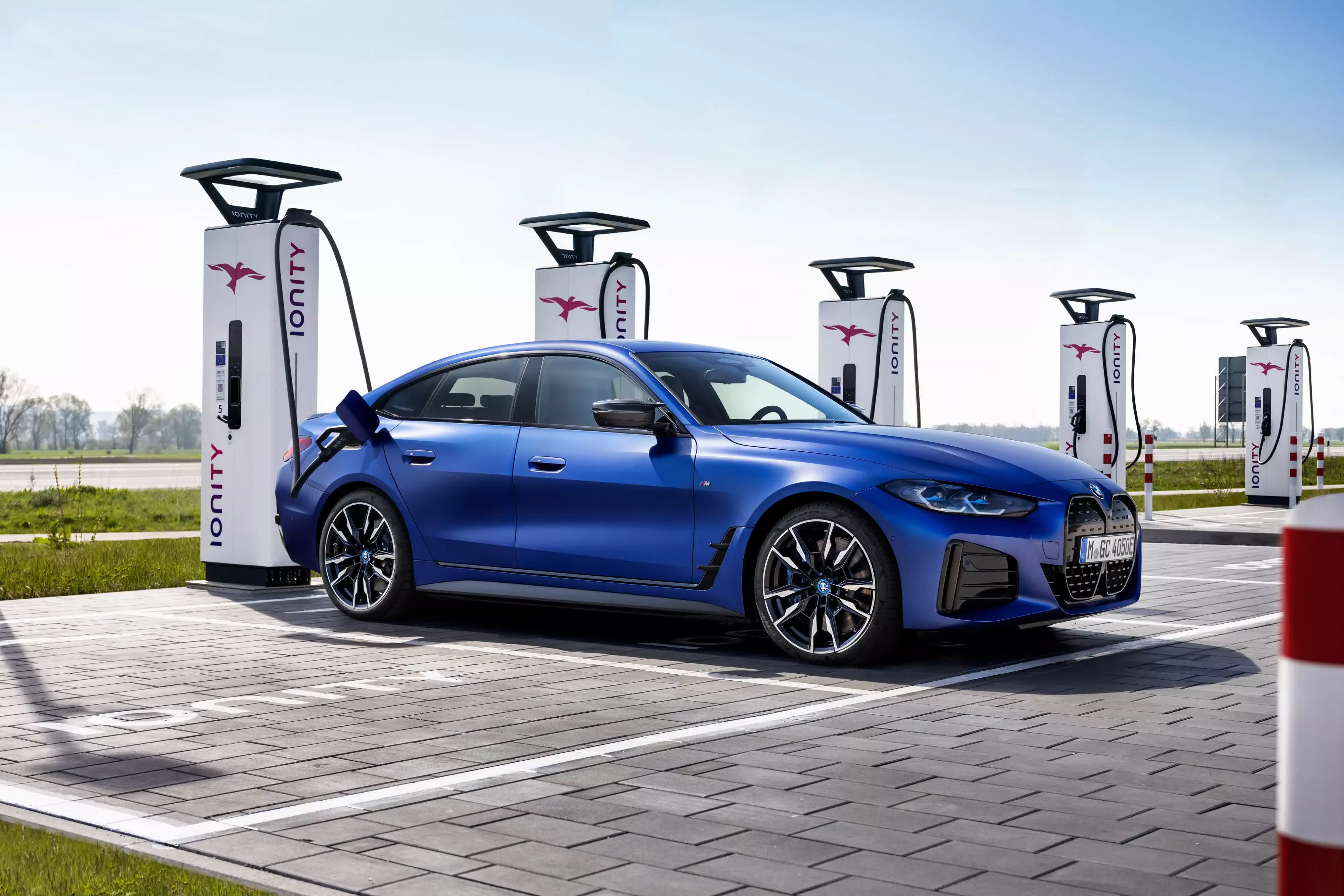 BMW i4 sedan and BMW iX crossover expand pure electric offerings to a