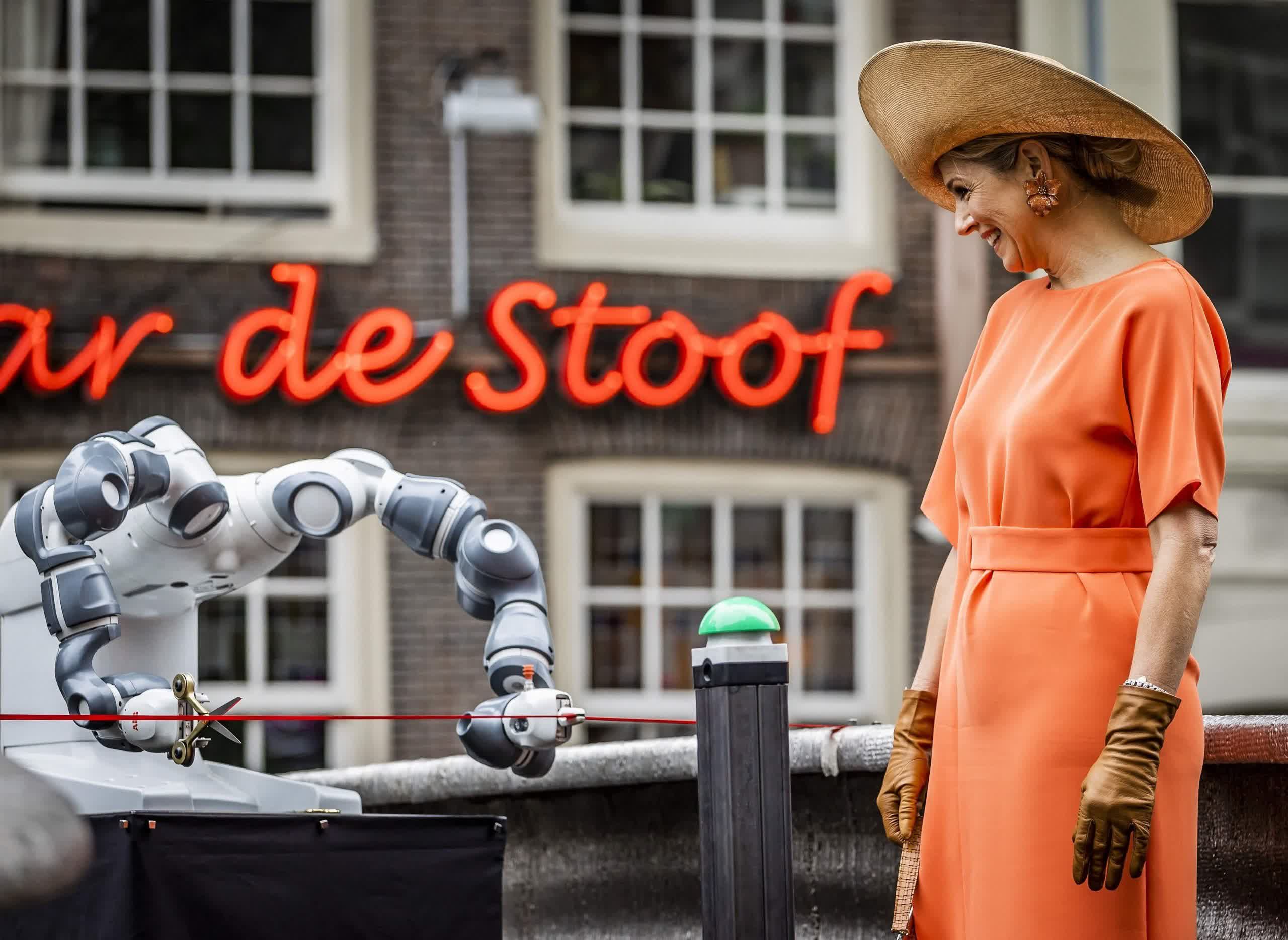 3D-printed bridge in red light district opened by Dutch Queen with robot arm