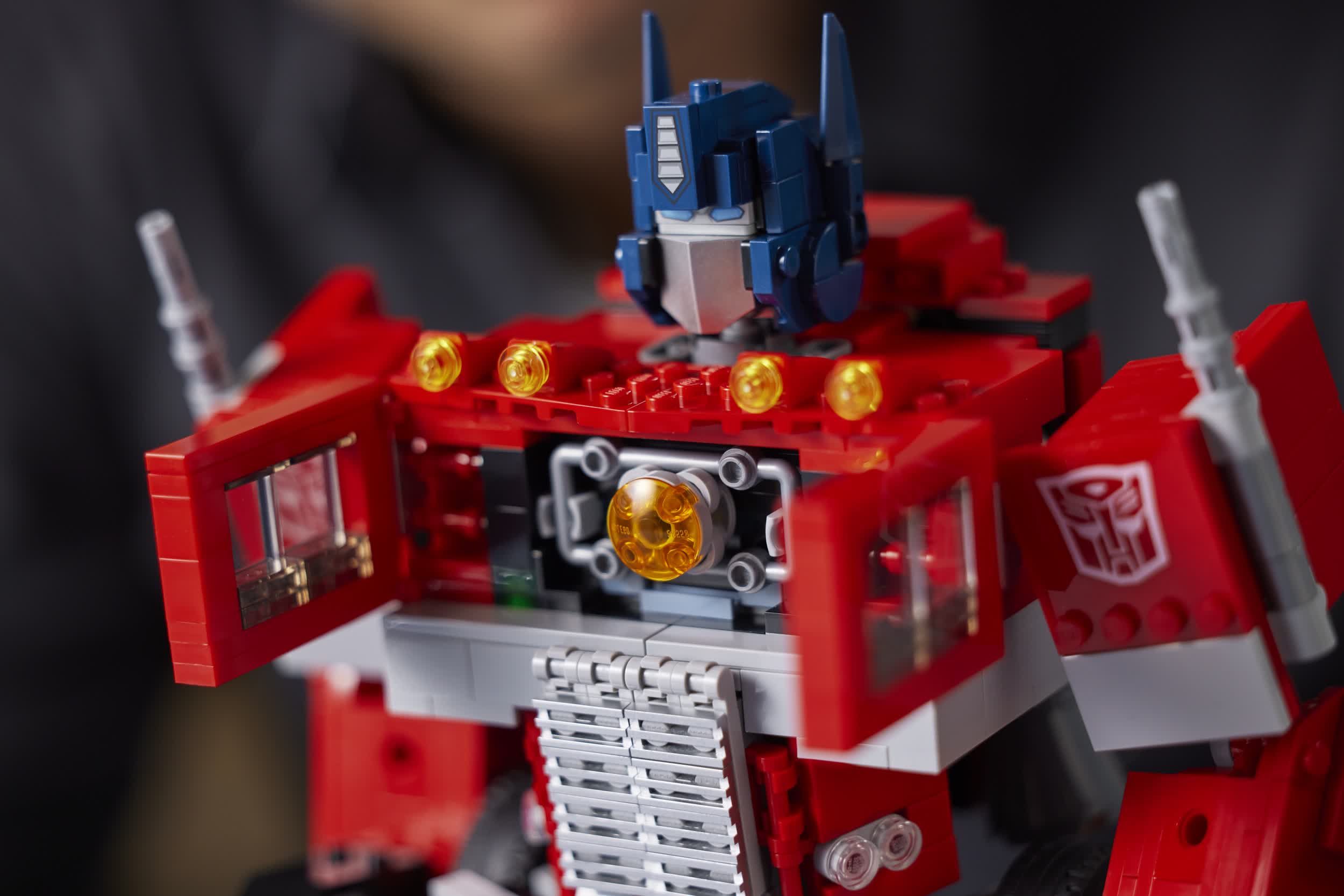 Lego Optimus Prime transforms without having to rebuild