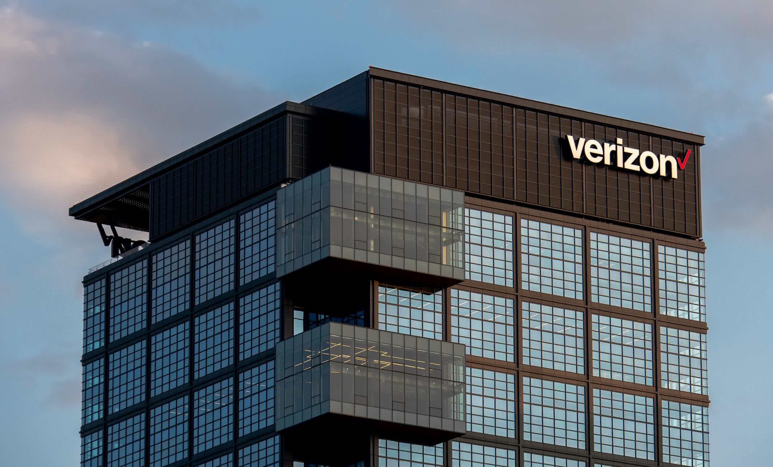 Verizon to increase admin fee on consumer accounts, introduce new line item for business users