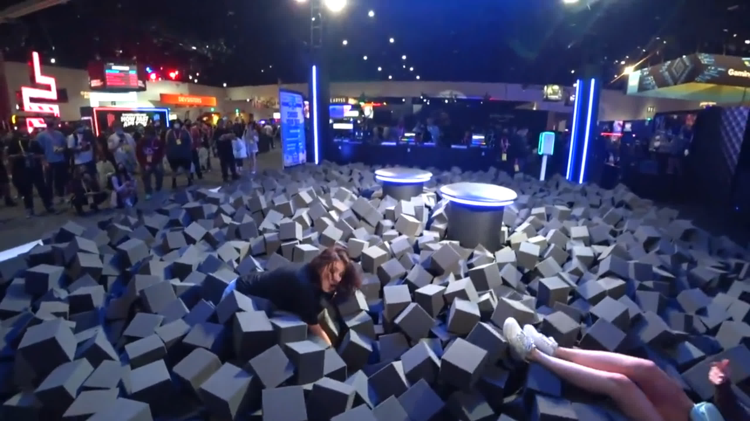 TwitchCon 2022: streamer breaks her back, Master Chief dances with Megan Thee Stallion
