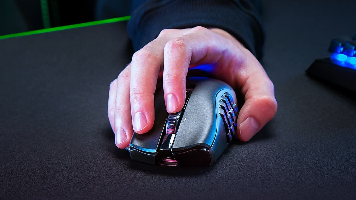 The Razer Naga V2 Pro comes with an adjustable scroll wheel, magnetic side panels