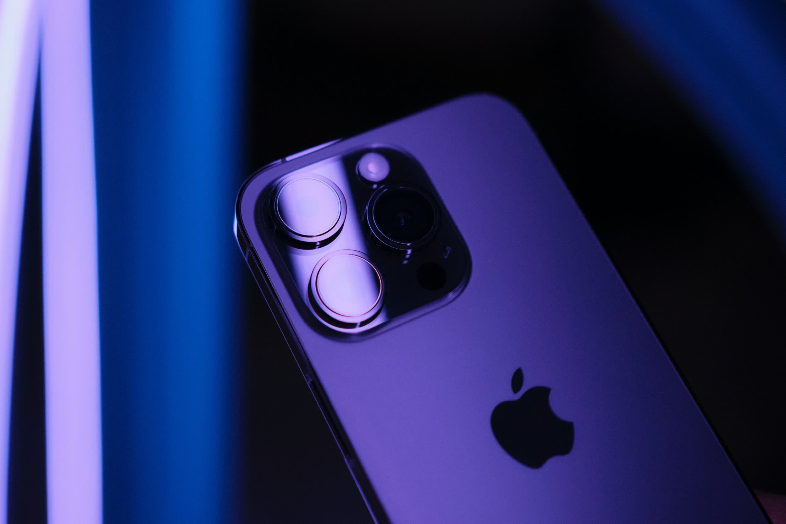 Most Apple iPhones in the US are sold through carriers