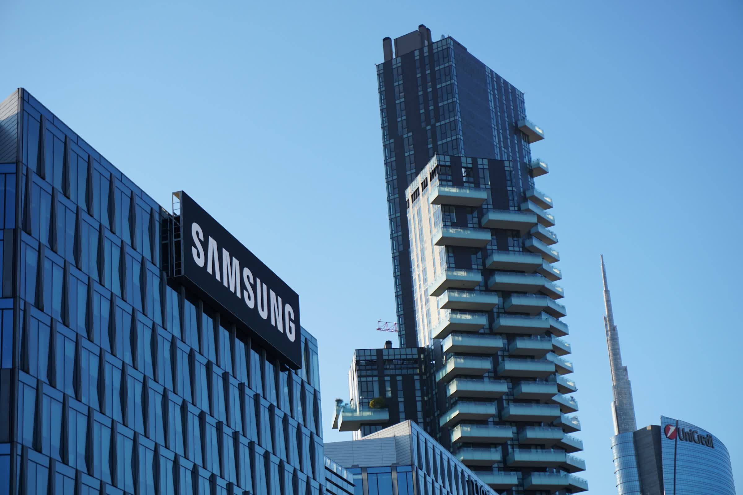 Samsung scales back memory chip production as profit craters