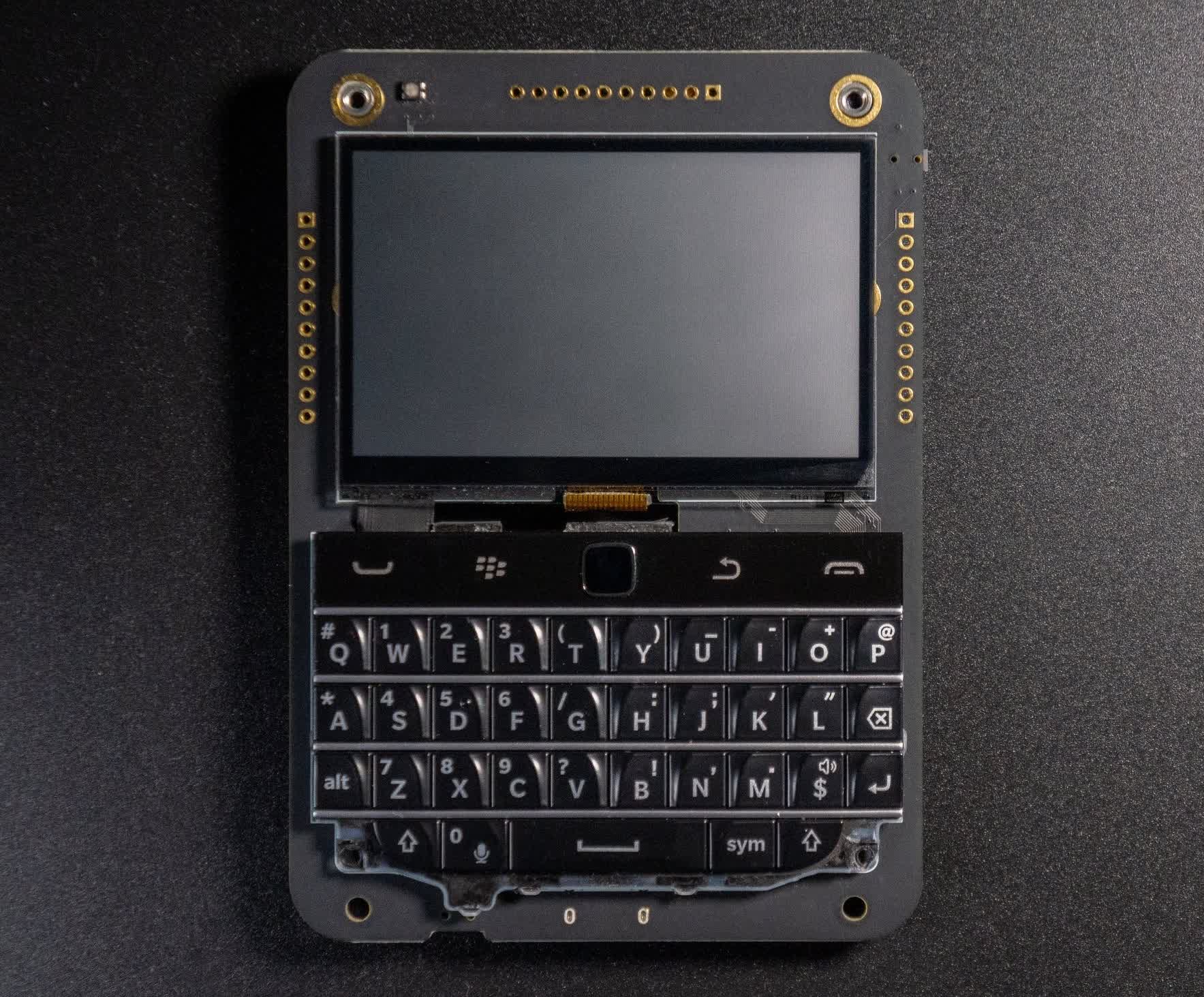 Blended: Beepberry is a cross between a BlackBerry, a Raspberry Pi, and a calculator