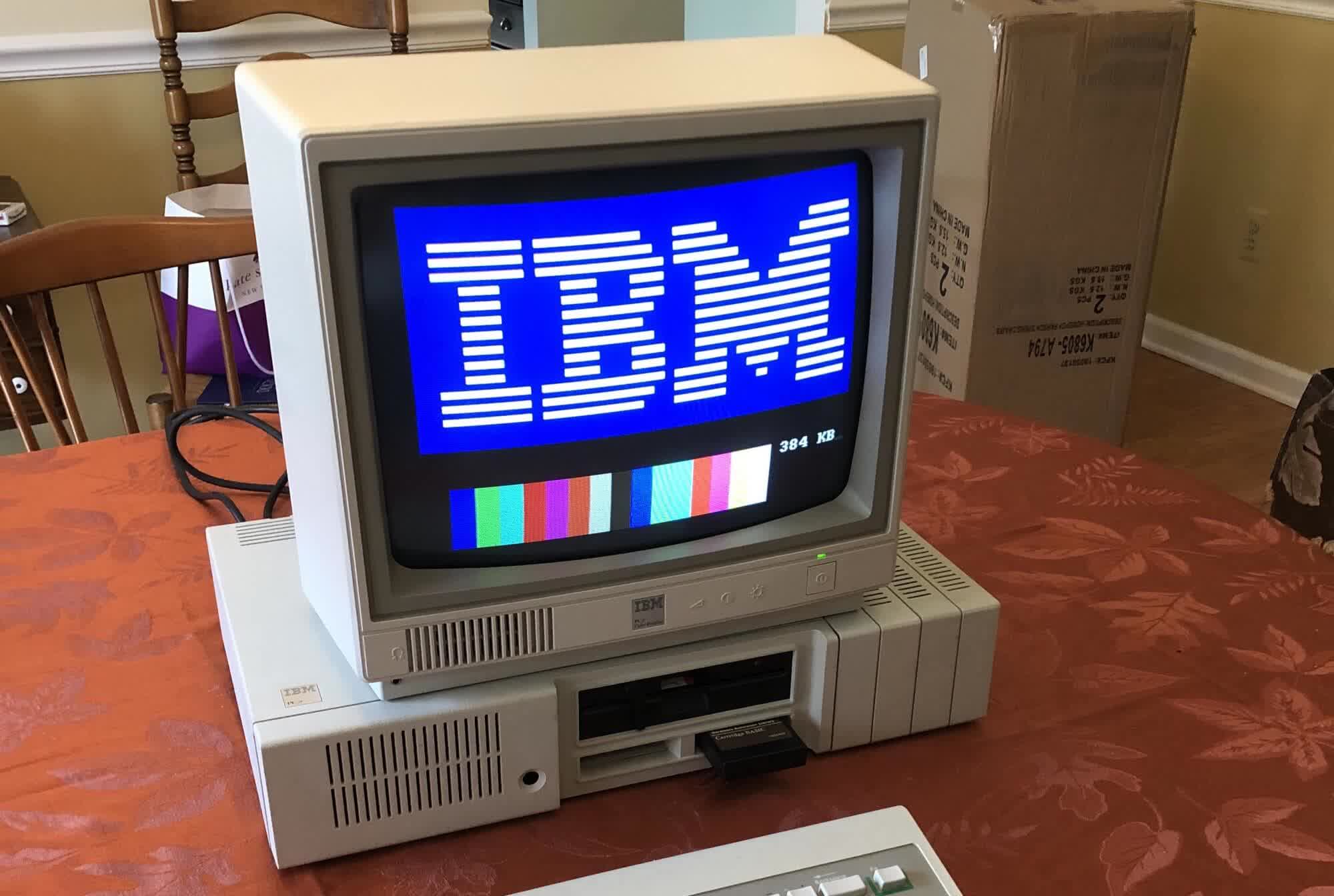 Modder is hosting his personal website on a 40-year-old IBM PCjr