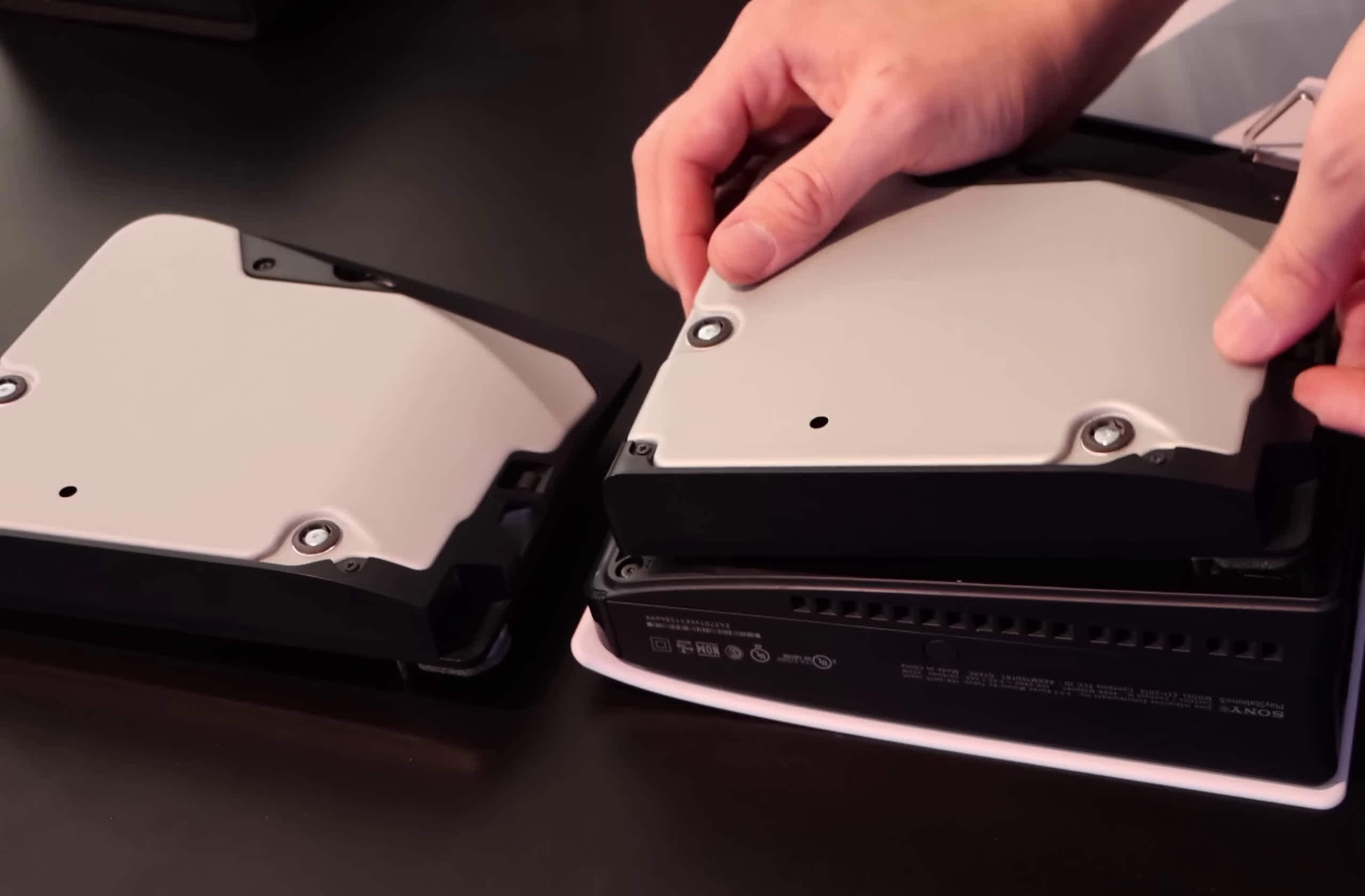 Slimmer PlayStation 5 already in some stores, disc drive requires online log in
