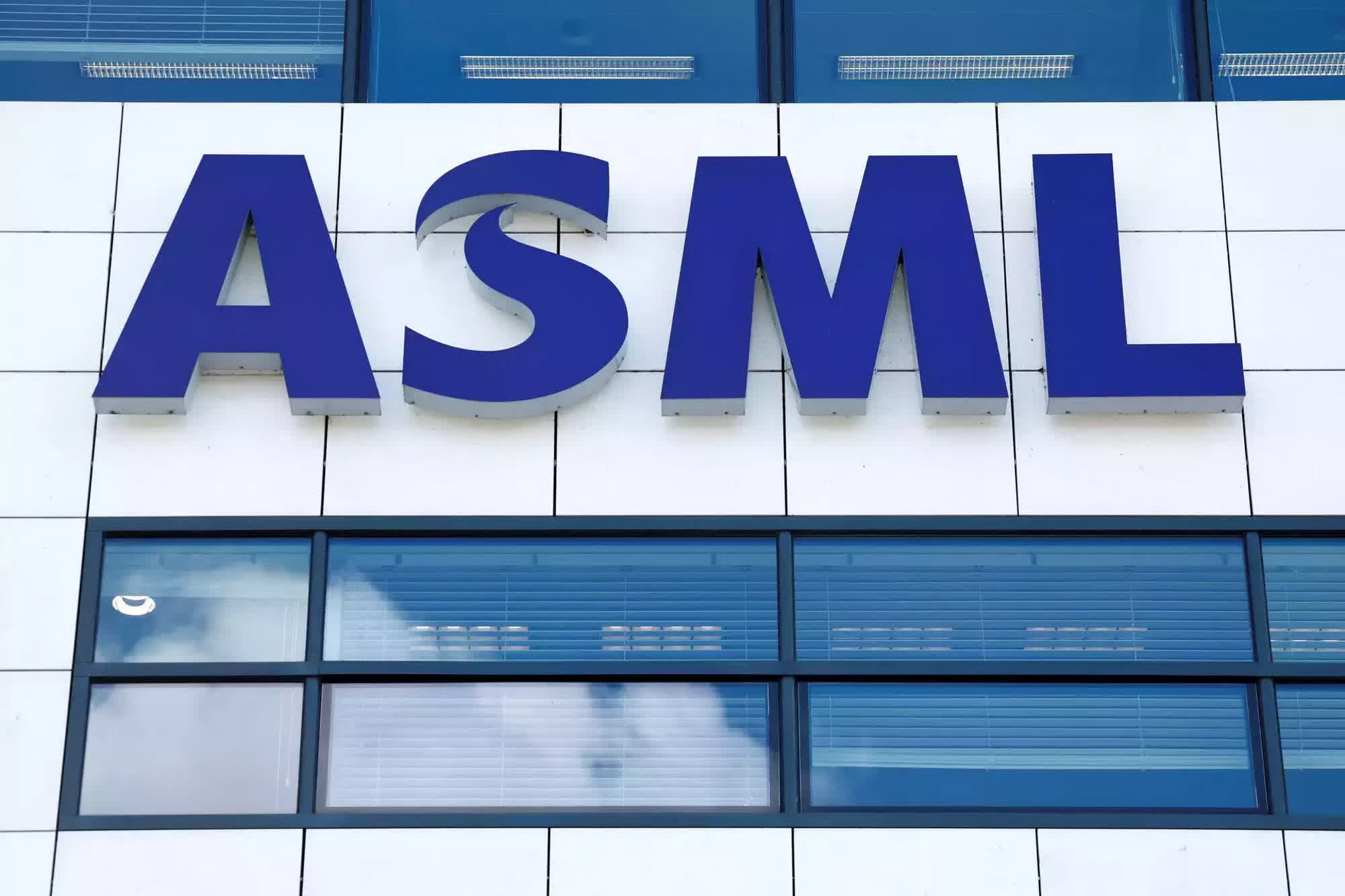 New export ban to China hits ASML's DUV lithography chip manufacturing tools