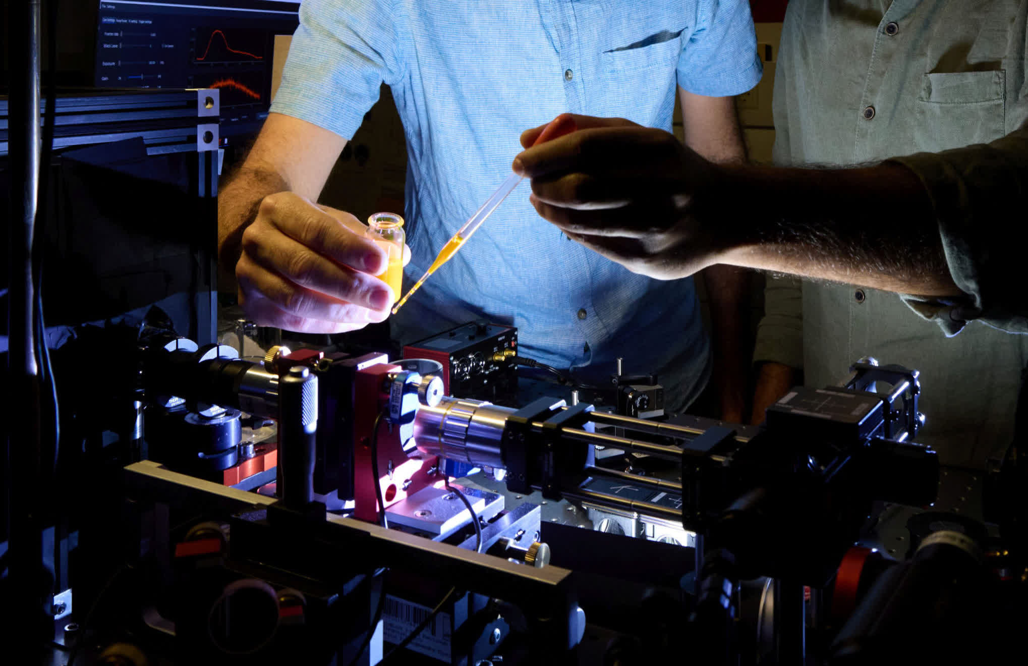 Physicists create one-dimensional gas out of light, achieving bizarre quantum state