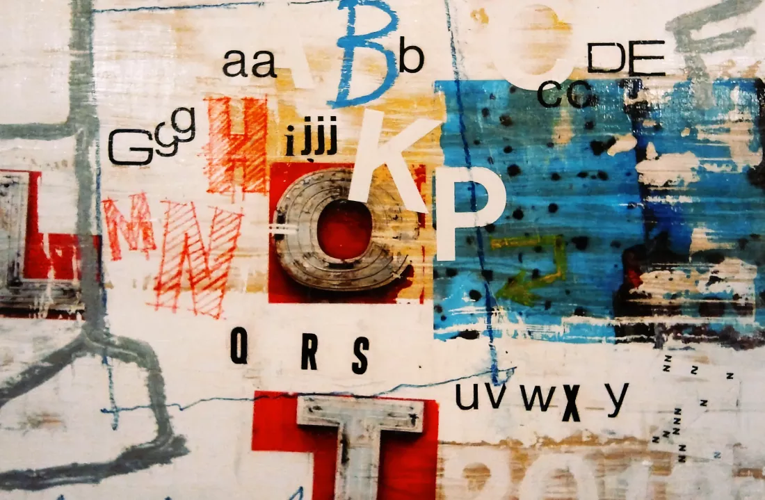 Una composición artística abstracta de letras de diferentes tamaños, colores y estilos tipográficos dispersas sobre un fondo mixto de colores y texturas. Algunas letras están escritas a mano, como la "N" en rojo, mientras que otras están impresas, como la "P" en blanco. Las letras se superponen en algunas áreas, con variaciones en el color y la opacidad. El fondo está compuesto por zonas de azul, rojo y tonos tierra, con marcas y líneas que añaden un aspecto desgastado o envejecido.