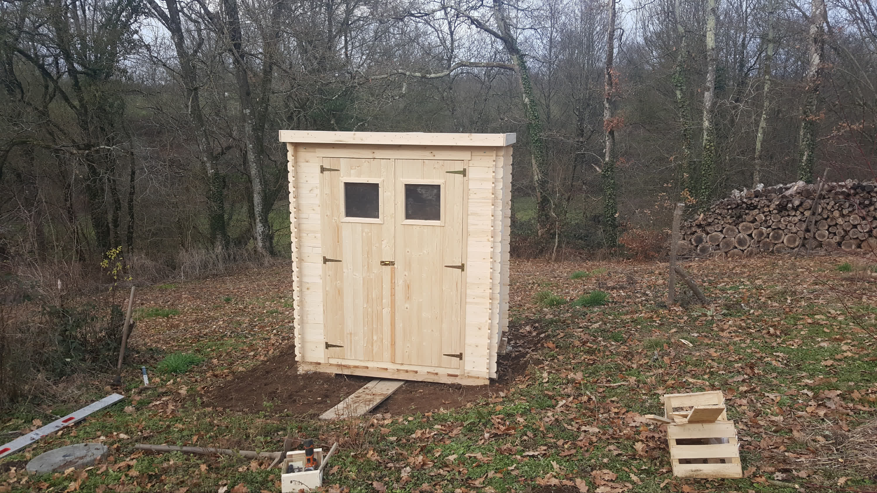 Creative DIY setup powers house for 8 years with over 1,000 repurposed computer batteries