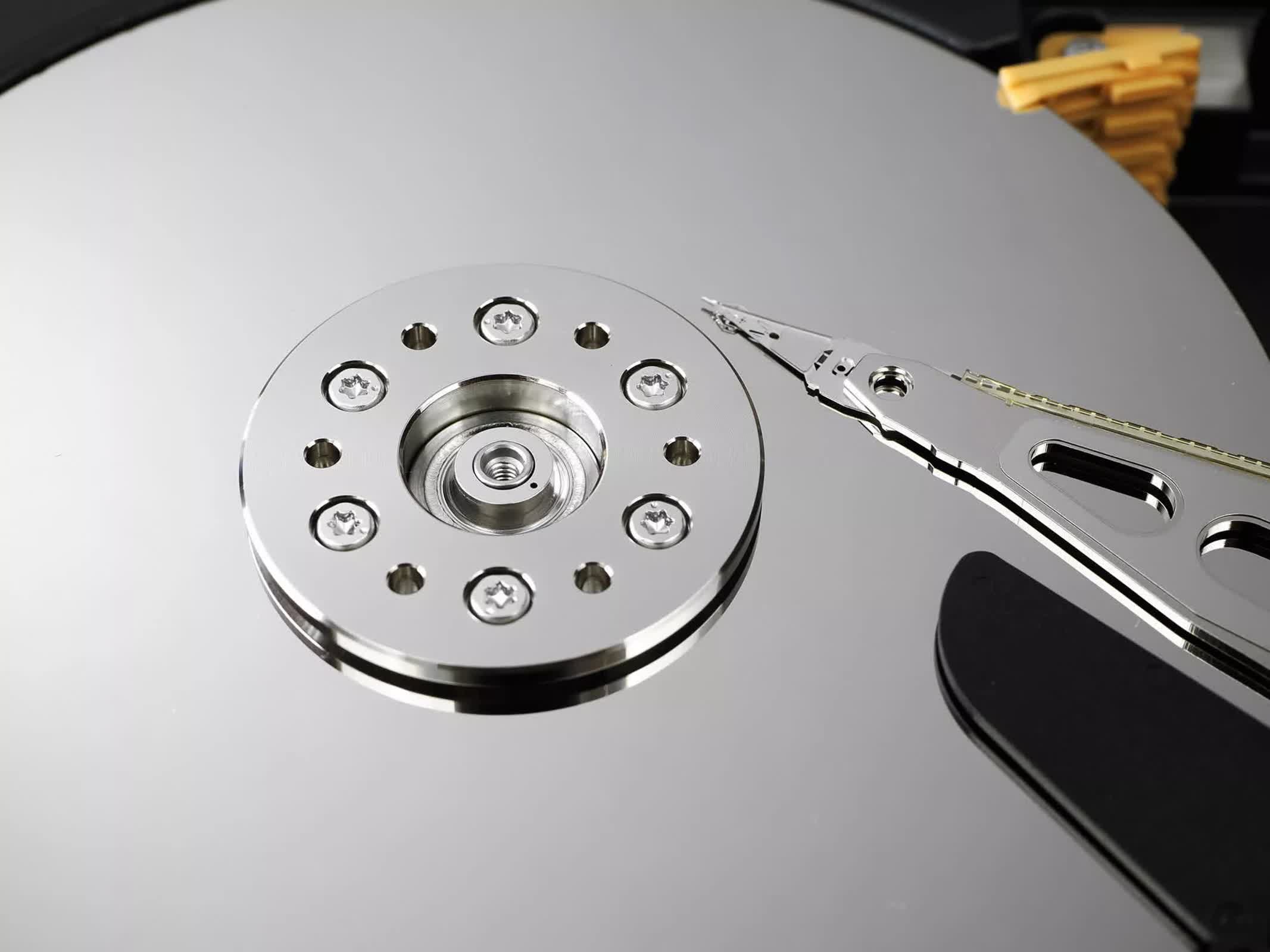 Western Digital targets 100TB disk drives with HAMR and HDMR advancements