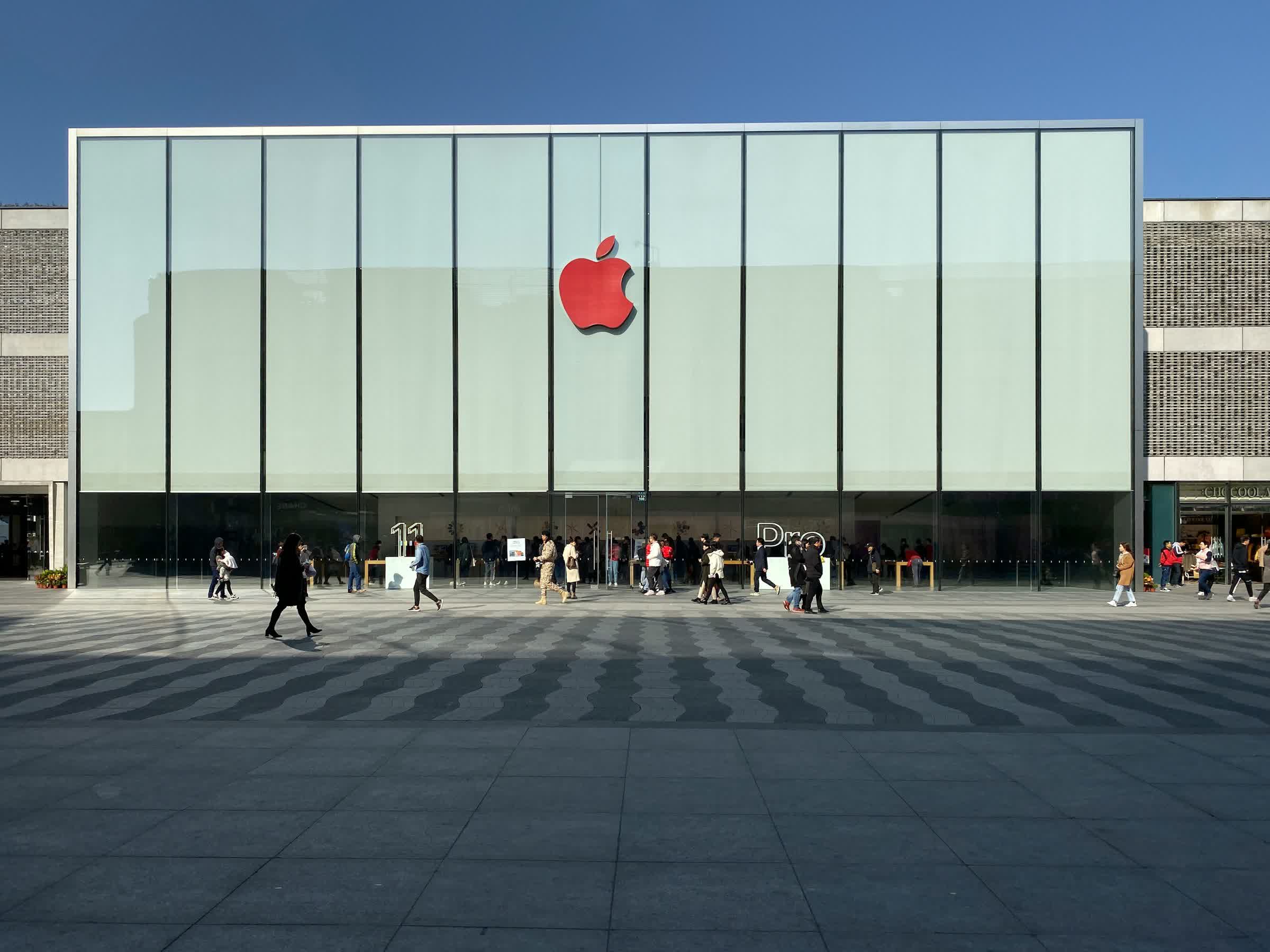 Trump trade advisor Peter Navarro calls it "inconceivable" that Apple can't produce iPhones outside China
