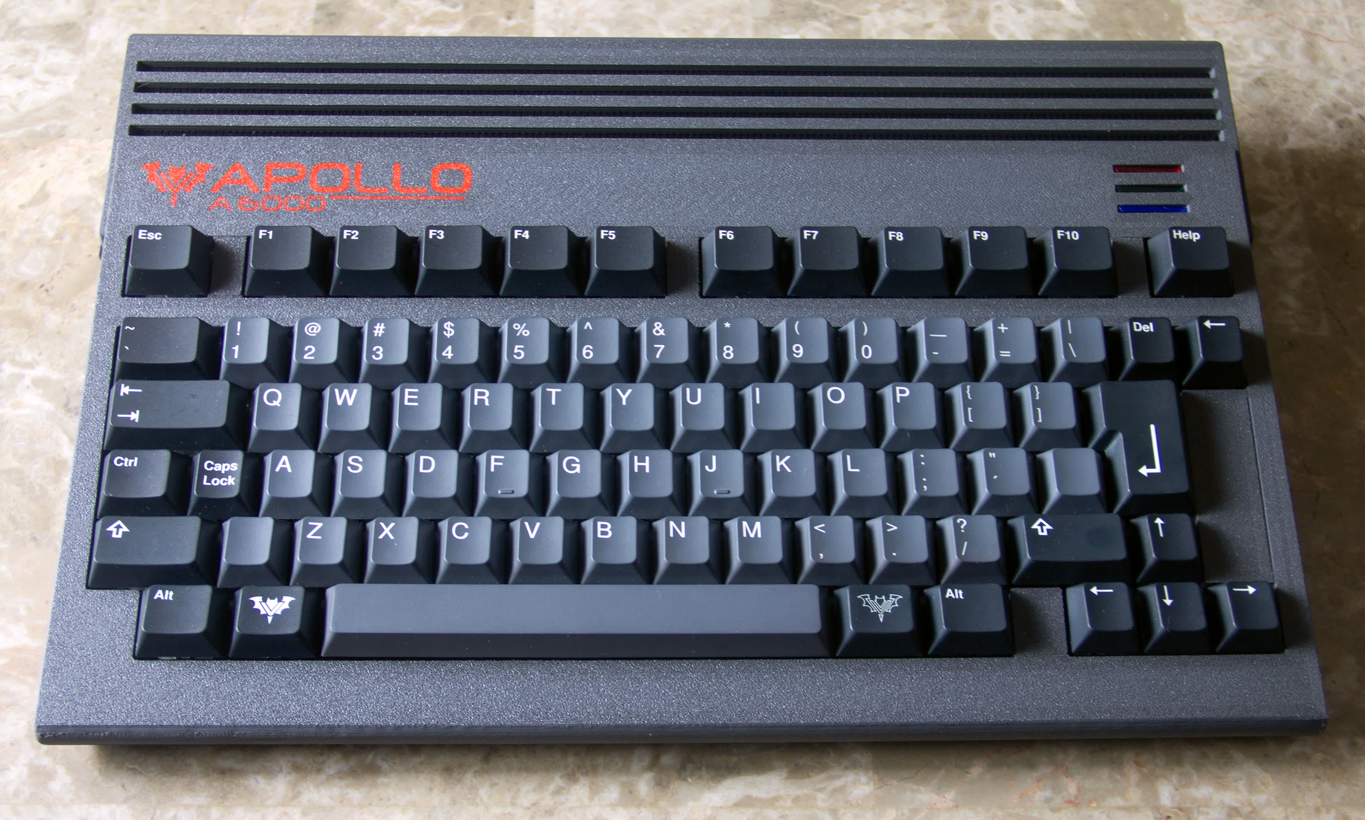 Apollo A6000 Draufsicht: mechanische Tastatur, Gehäuse im Stil des A600