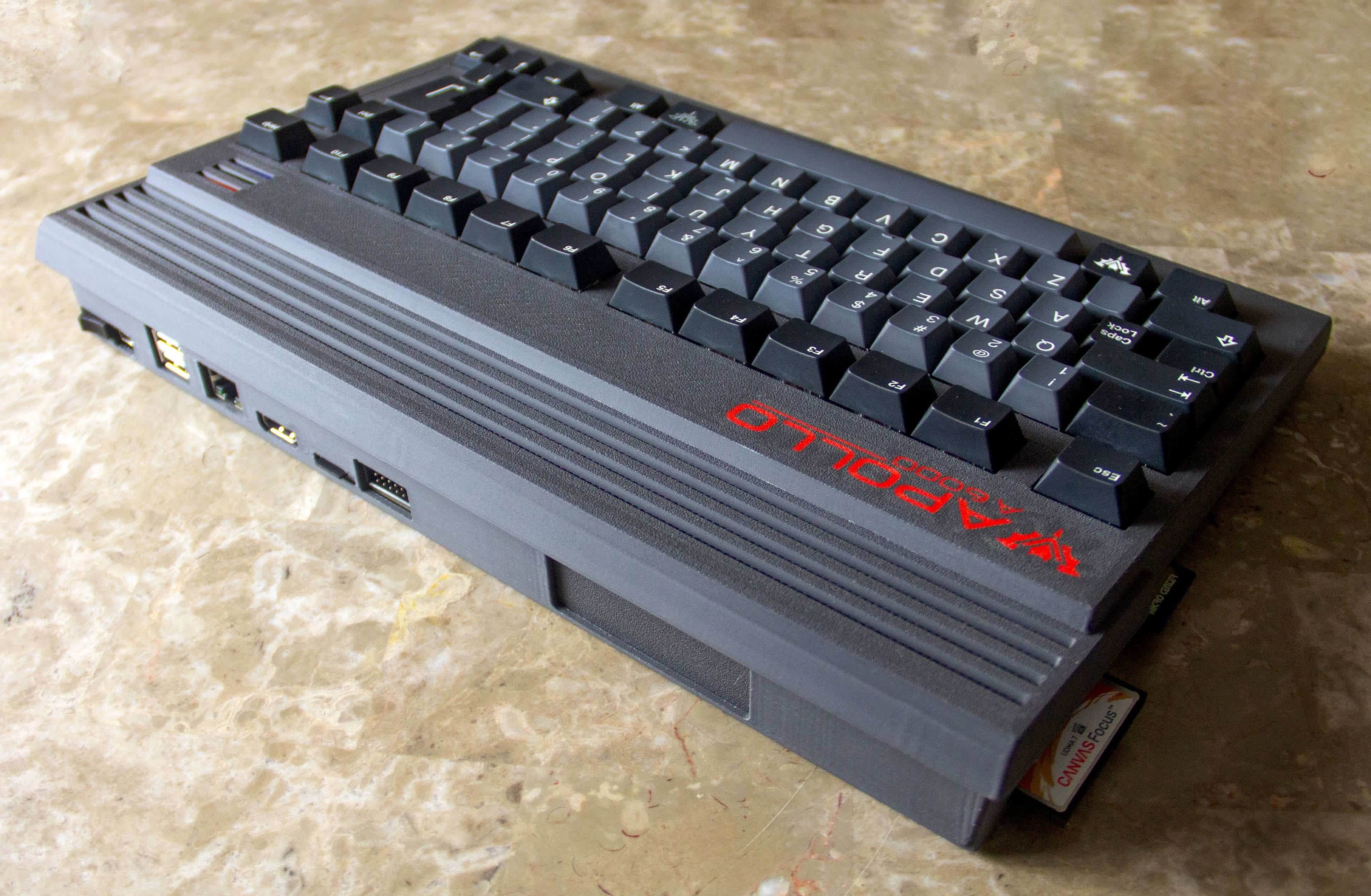 Apollo A6000: seitliche Anschlüsse (Ethernet, HDMI, USB, Schächte)