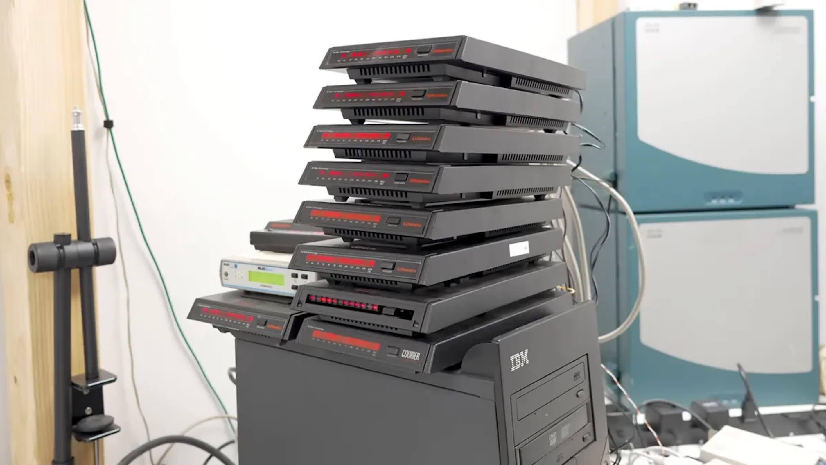 Streamování YouTube přes vytáčené připojení: jak jeden tvůrce dosáhl 668 kbps s 12 modemy
