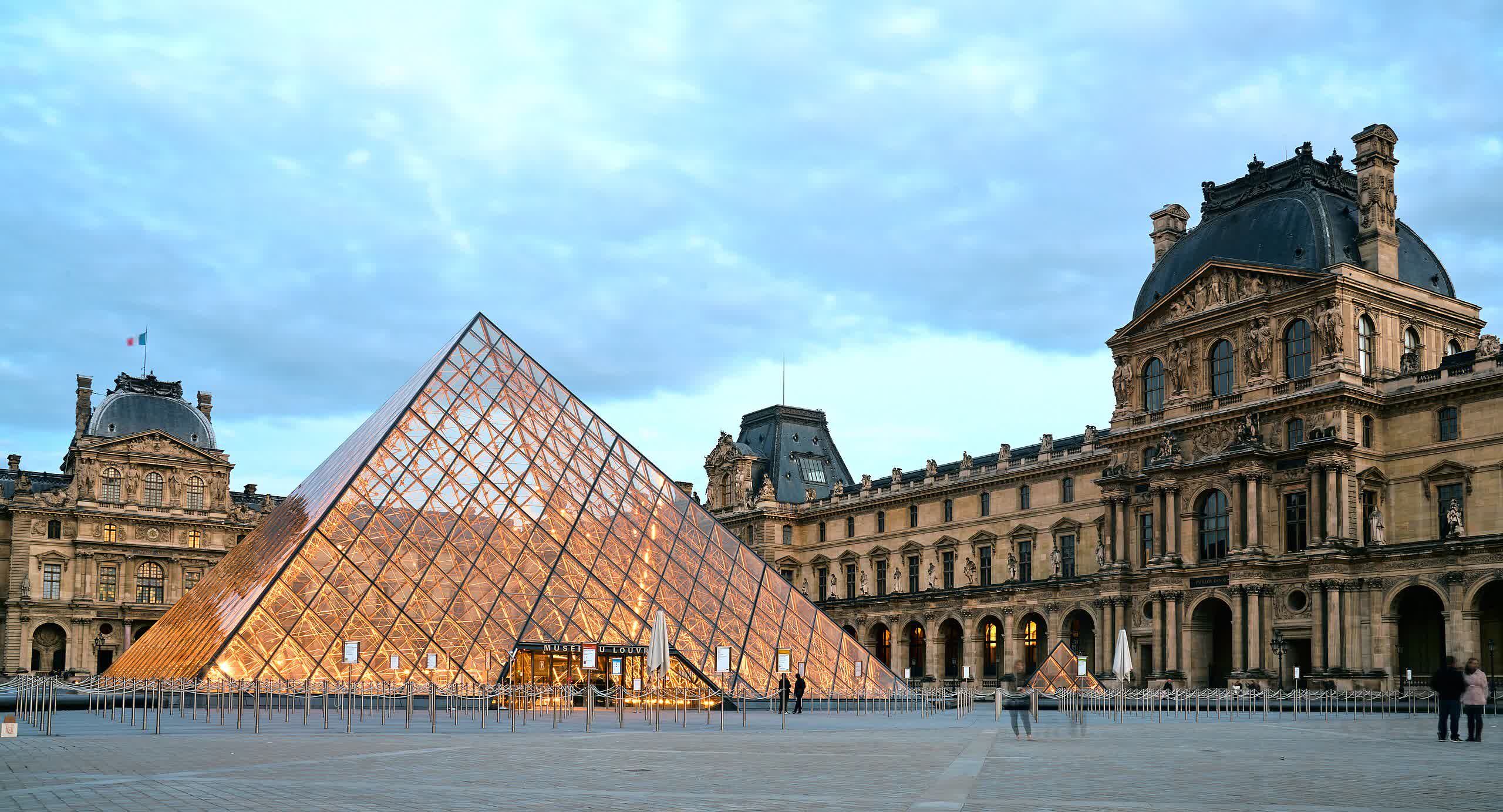 An ninh của Bảo tàng Louvre hóa ra lỏng lẻo không ngờ!