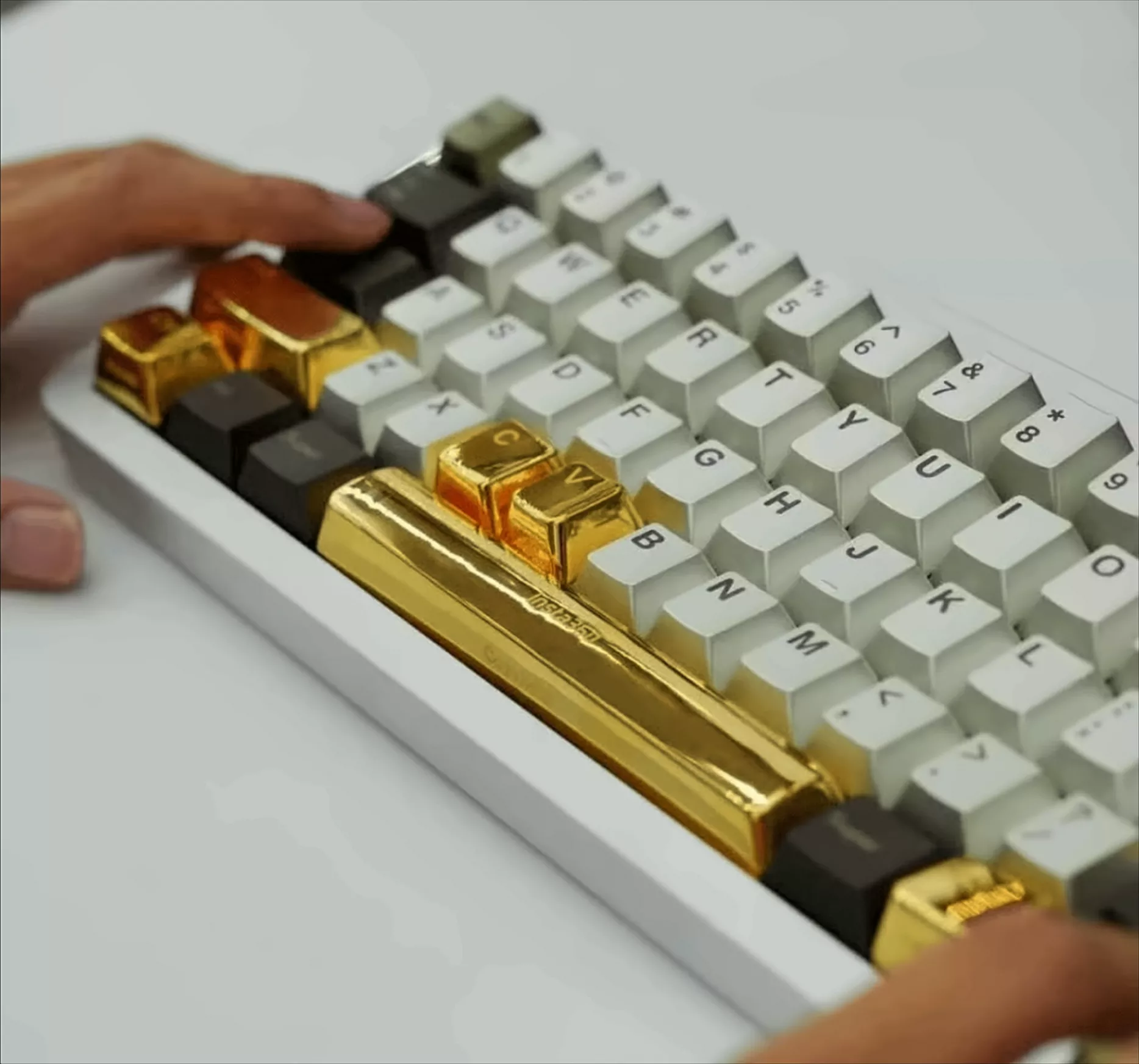 Công ty người ta! Một công ty tặng nhân viên keycap VÀNG nhân Ngày Lập trình viên