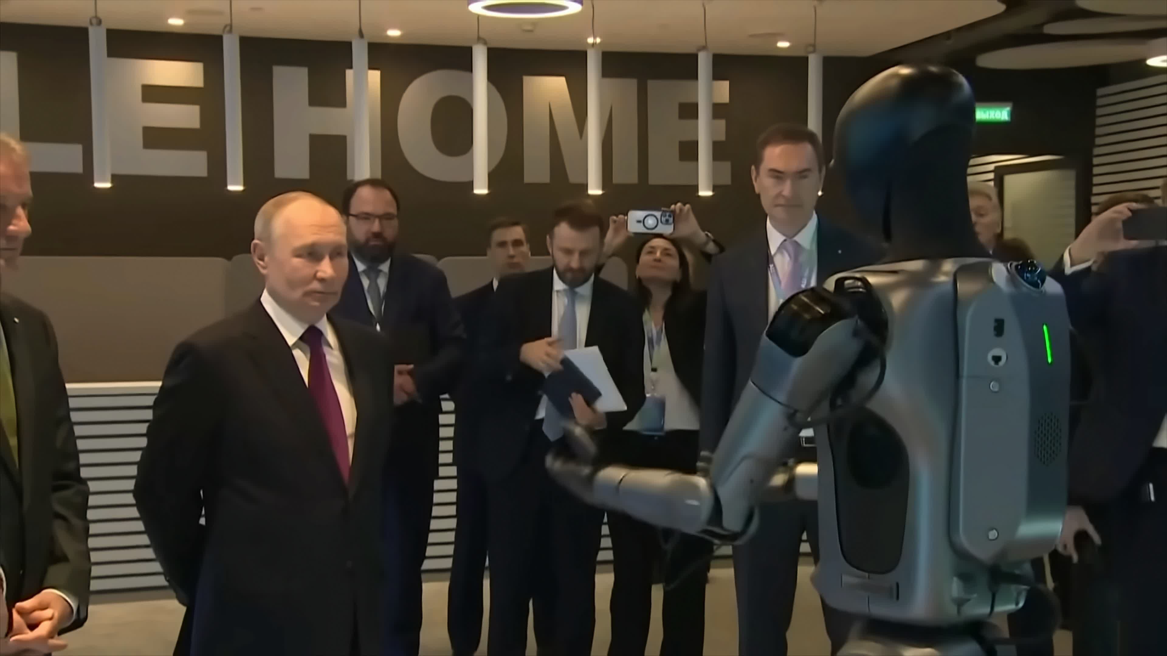 Putin's awkward reaction to Russia's dancing AI robot