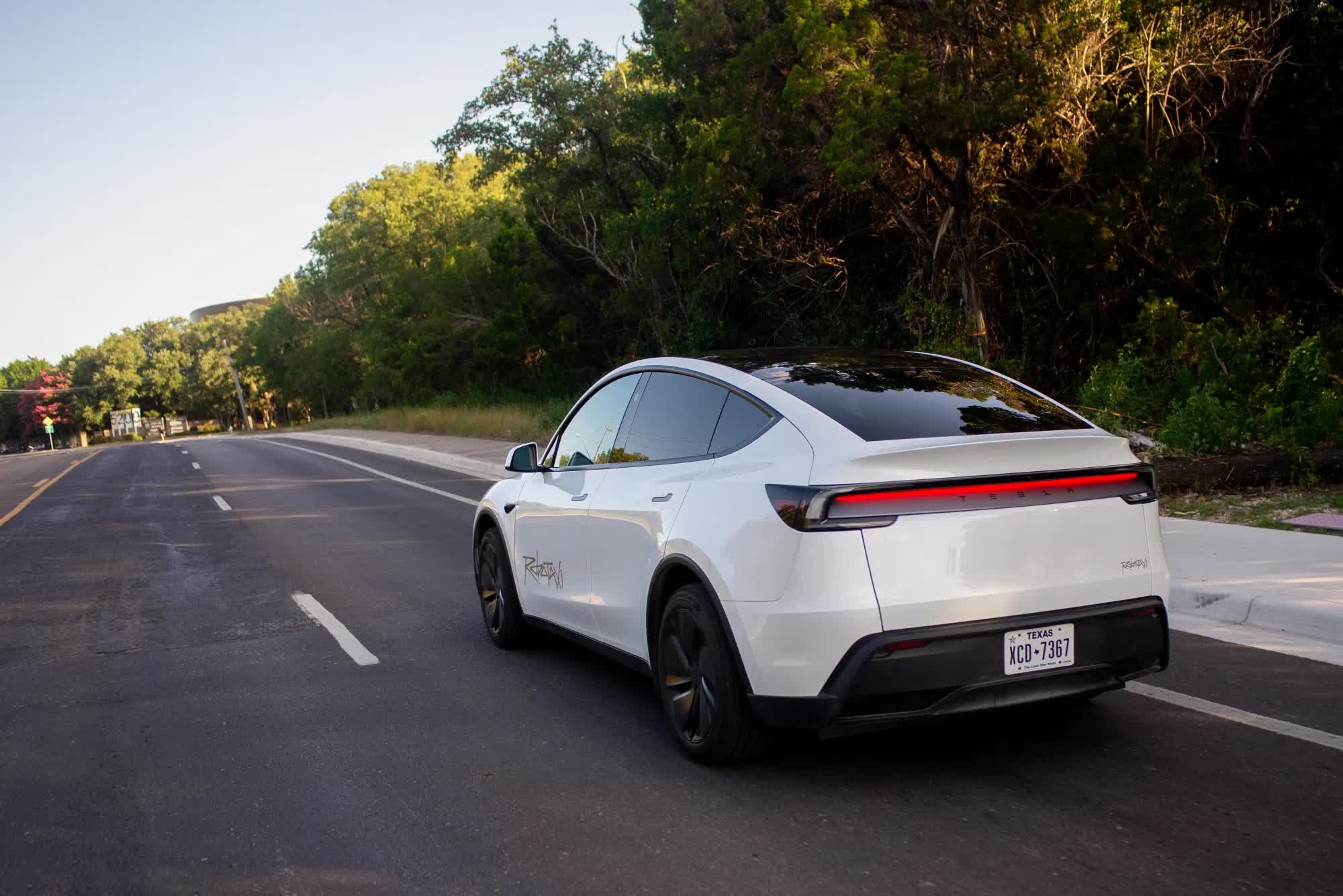 Tesla says its US-based robotaxi support is better than Waymo's Philippines team