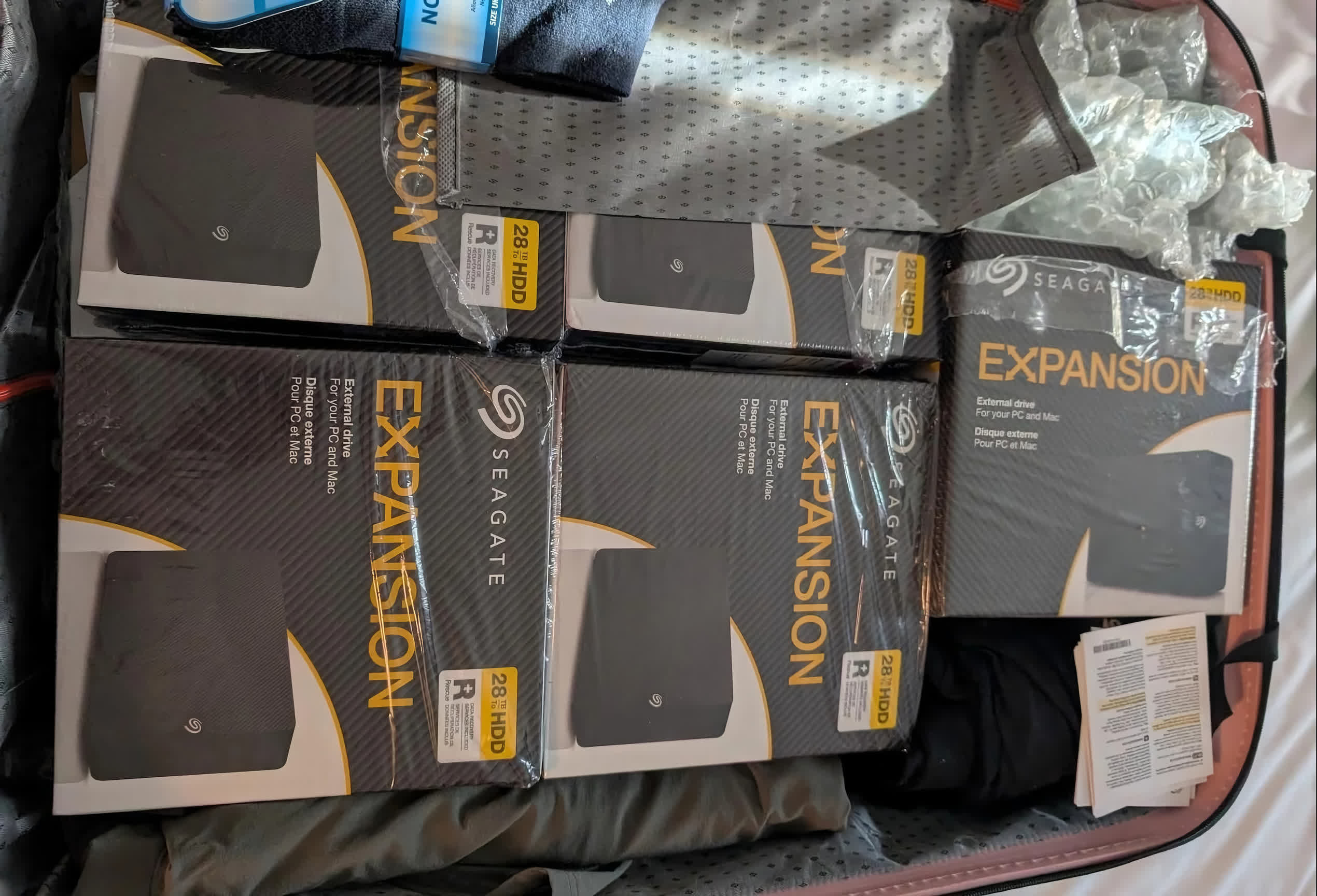 UK data hoarder flies to America to buy hard drives, saves $2,000