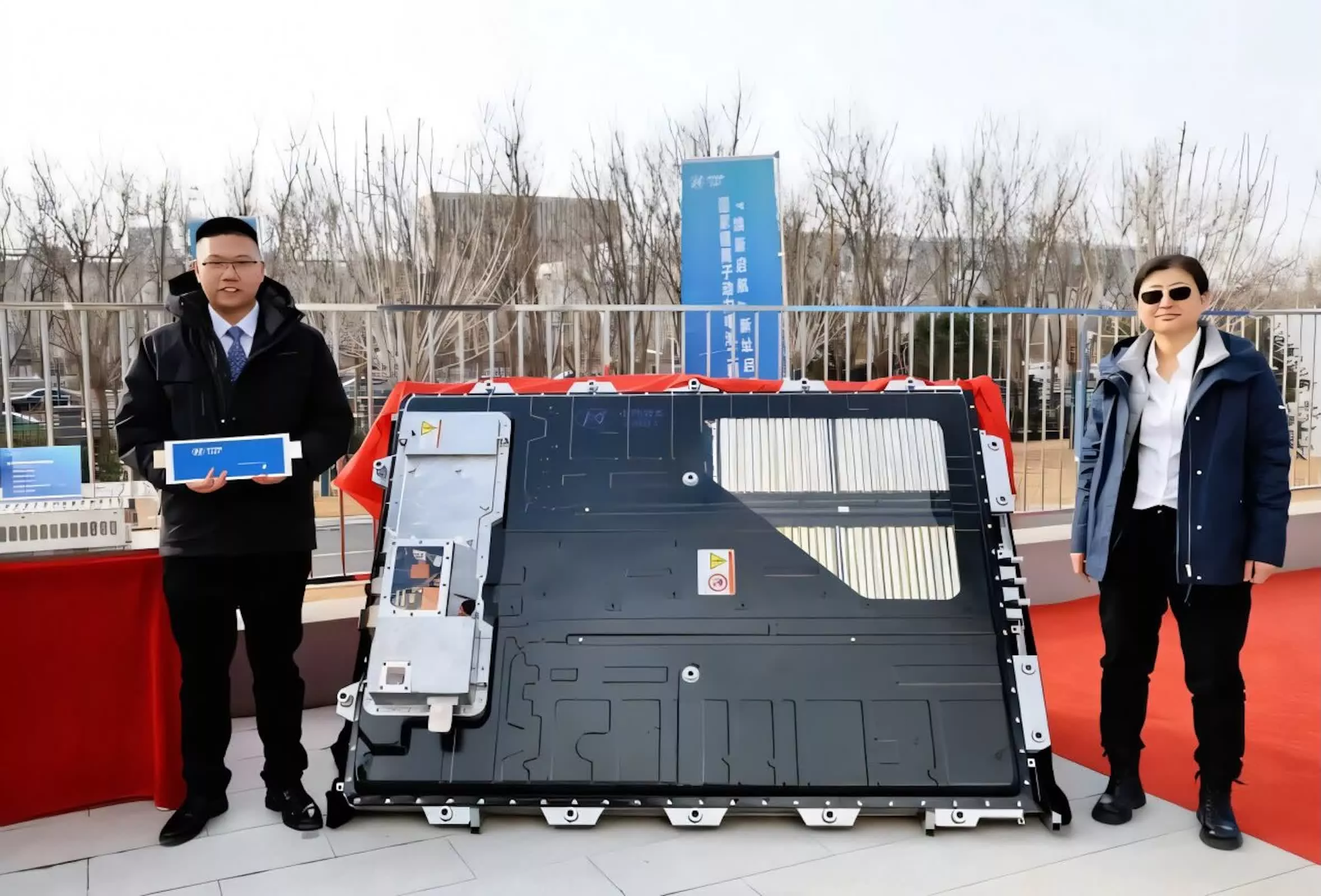 Experimental lithium-metal battery delivers 700 Wh/kg and works in ...