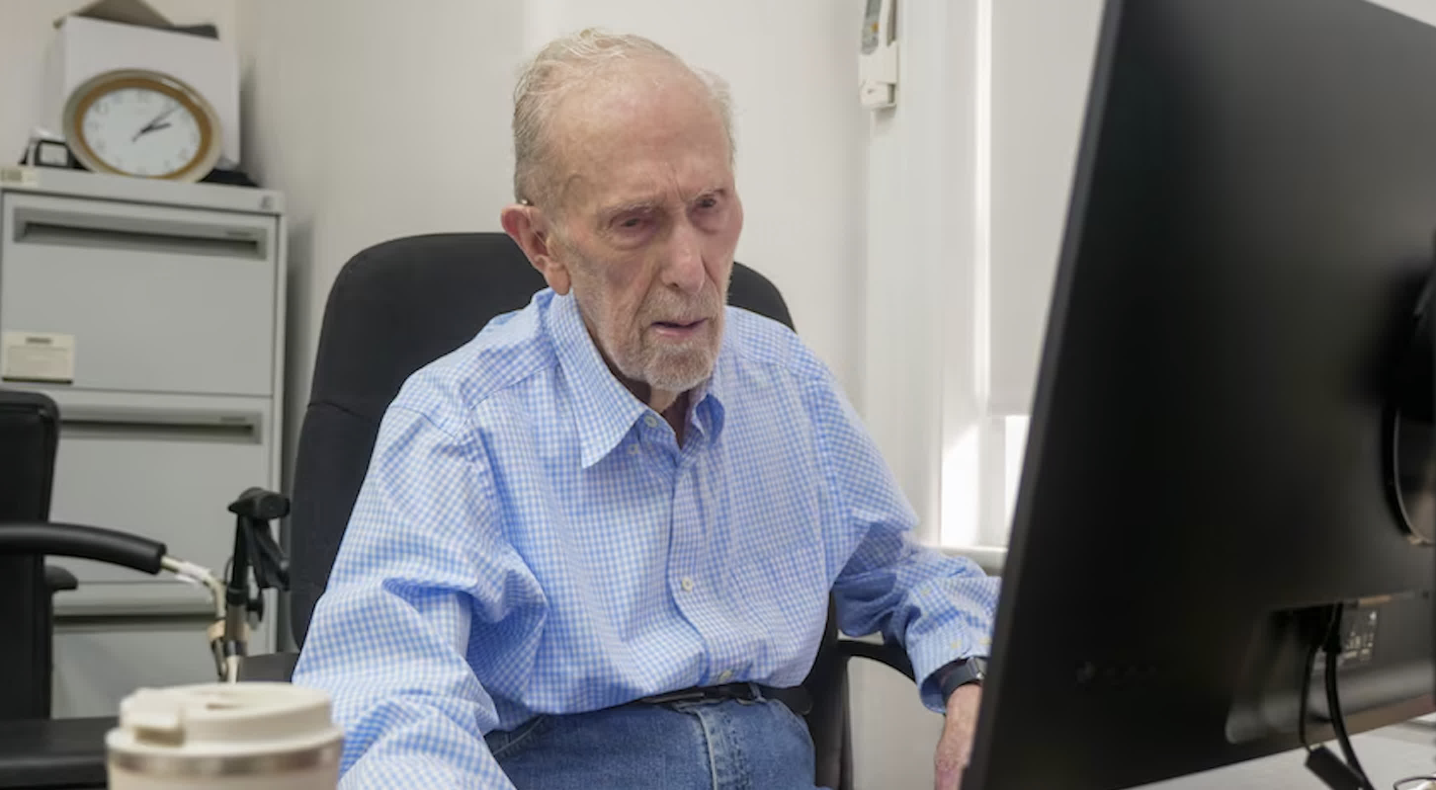 Meet the 102-year-old teaching seniors how to use smartphones and Windows