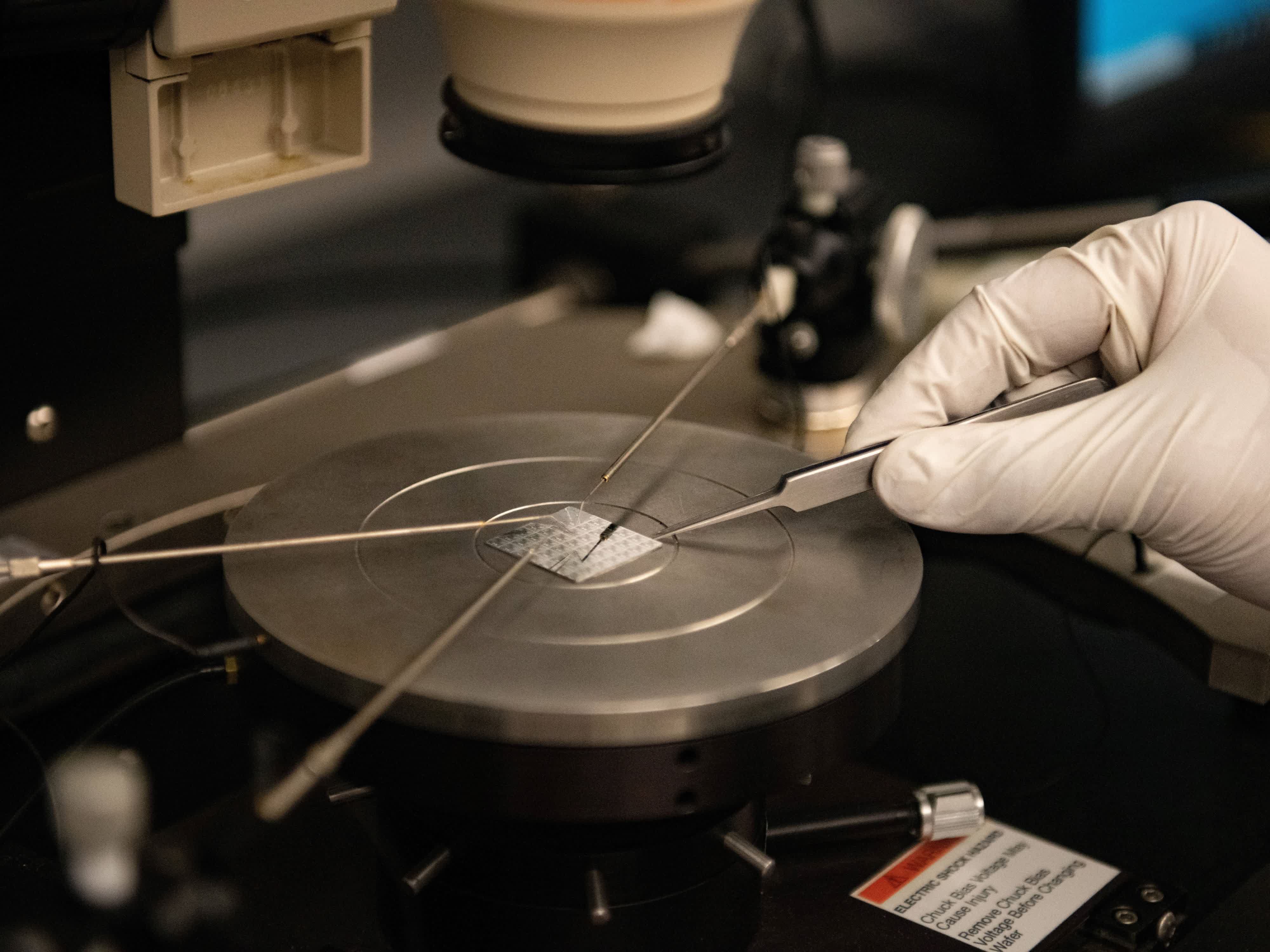 Magnetic switch runs 1,000x faster than AI chips with minimal heat