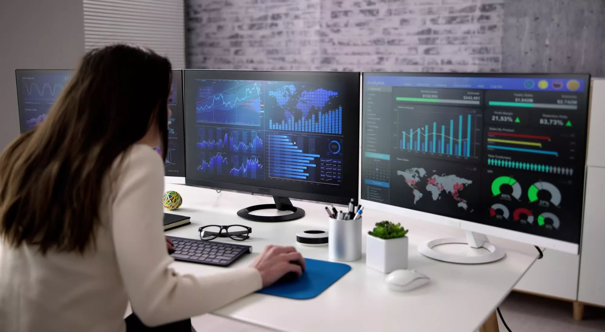 Asus' new monitor software lets you control brightness with your voice, or just let AI do it