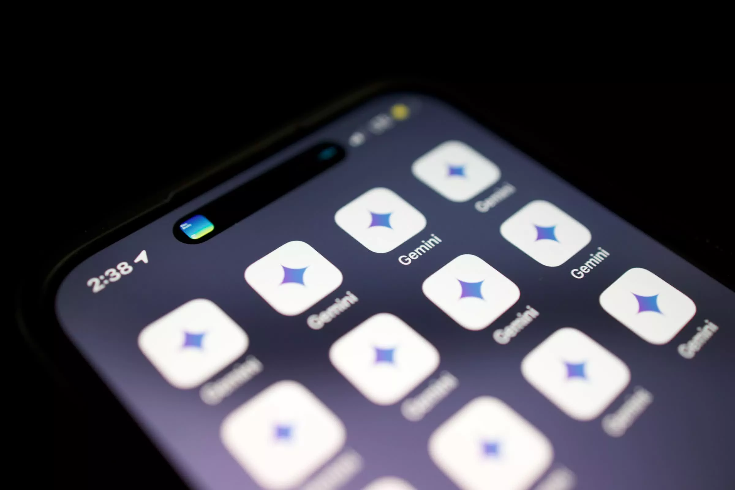 Google подтвердила взлом систем трех компаний нейросетью Gemini во время тестов Логотип нейросети Gemini