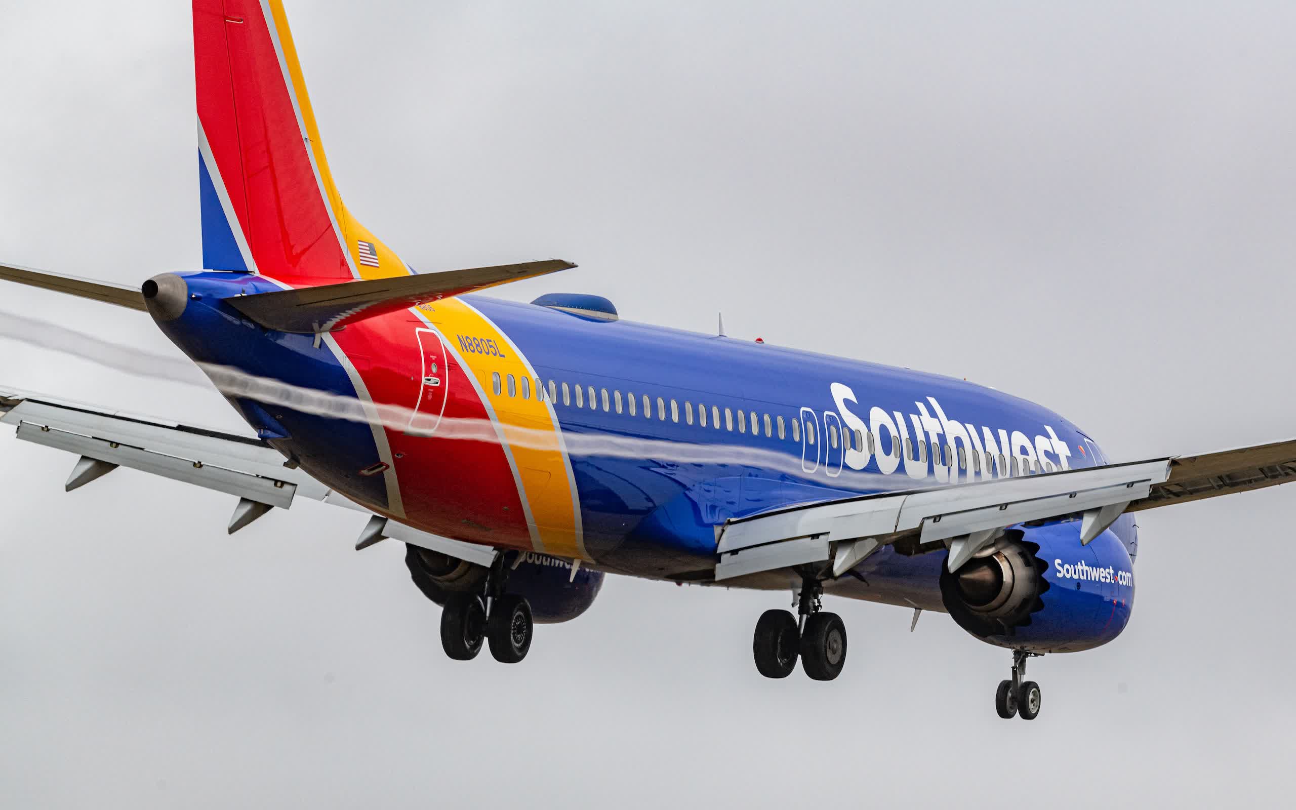 Southwest и United отказались от новейшего ПО для самолетов Boeing 737 MAX Пассажирский лайнер Boeing 737 MAX на взлетно-посадочной полосе