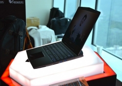 hands- gigabyte aorus computex gigabyte laptop keyboard mouse gaming laptop aorus computex 2014