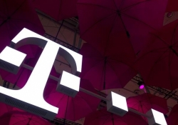 t-mobile offer free unlimited lte data upgrade customers refer friend fro sprint verizon att wireless carrier uncarrier john legere