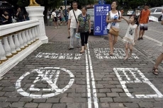 chinese smartphone cell phone experiment sidewalk