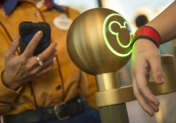 disney world apple pay google wallet google apple nfc disney mobile payments rfid contactless payments disneyland