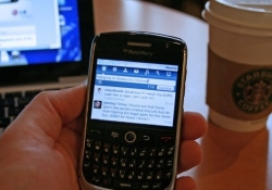 blackberry iphone twitter smartphone app