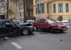 europe 911 european union cars european parliament crash emergency calls vehicle crash in-vehicle phone