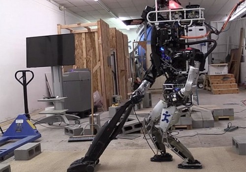 This Atlas robot cleans the house (and finds time to procrastinate)