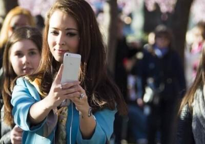 selfie-takers pictures social media photos selfie selfies attractiveness likability narcissistic self-favoring bias