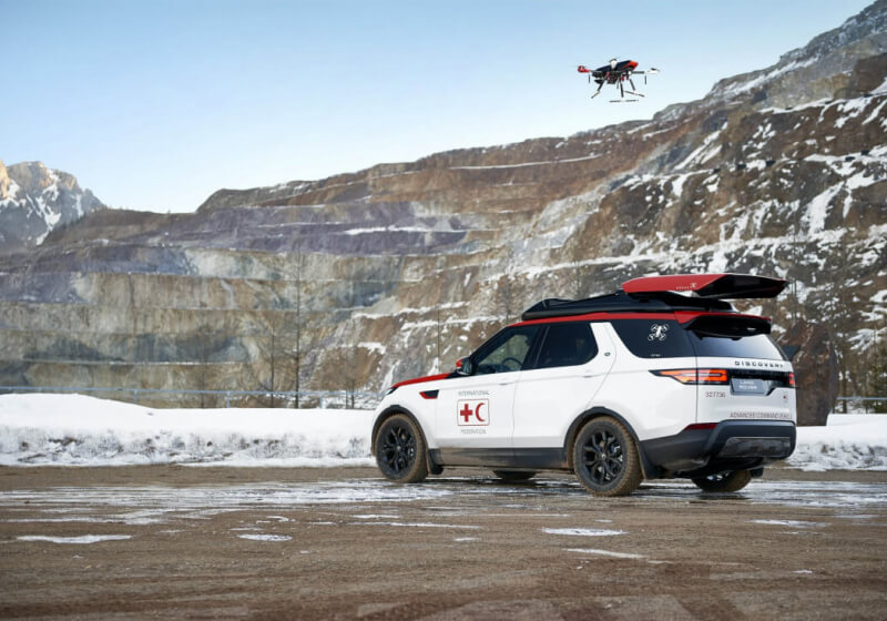 Land Rover's Discovery rescue vehicle comes with its own roof-mounted ...