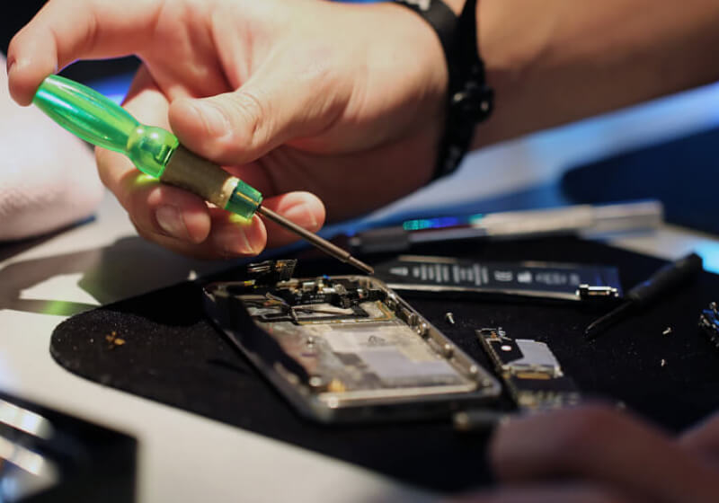 Apple thinks only its techs are competent enough to fix iPhones | TechSpot