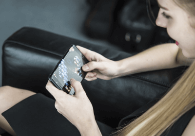 women mobile gaming
