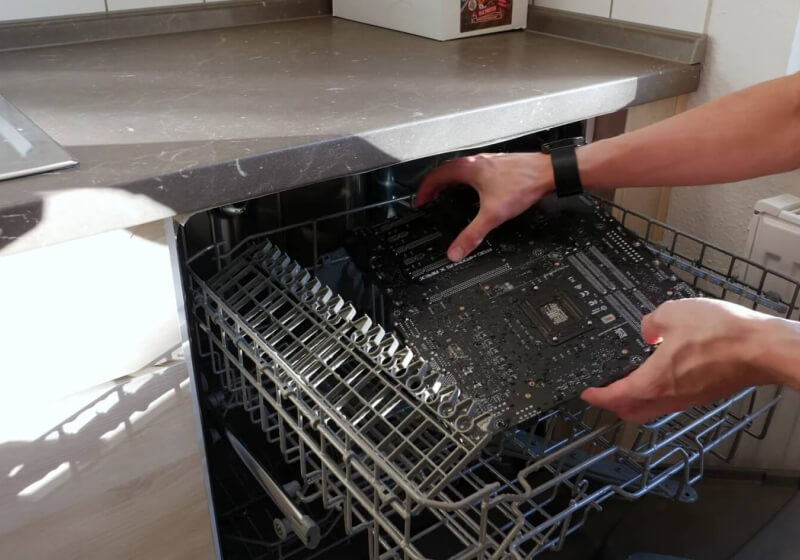 PC hardware enthusiast der8auer uses a dishwasher to clean his