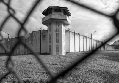 hacker mom broke prison--- warden computer hacking