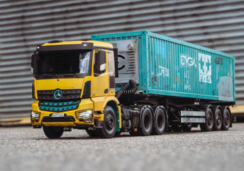 This drivable RC Semi Truck hauls a gaming PC inside | TechSpot