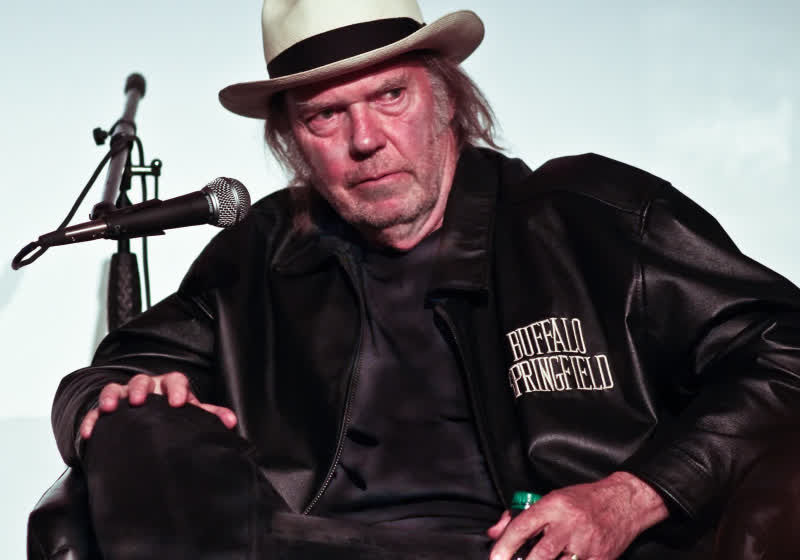 Neil Young comes back to Spotify, two years after Joe Rogan "vaccine disinformation" row - Vimarsana News