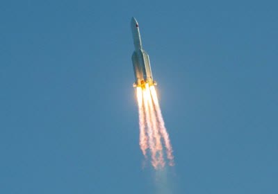 uncontrolled chinese china space rocket with video