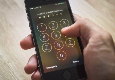 thieves spy iphone owners passcodes steal phones money