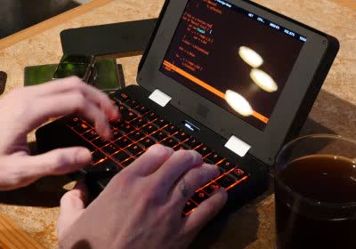 mnt reform pocket with video laptop crowdfunding